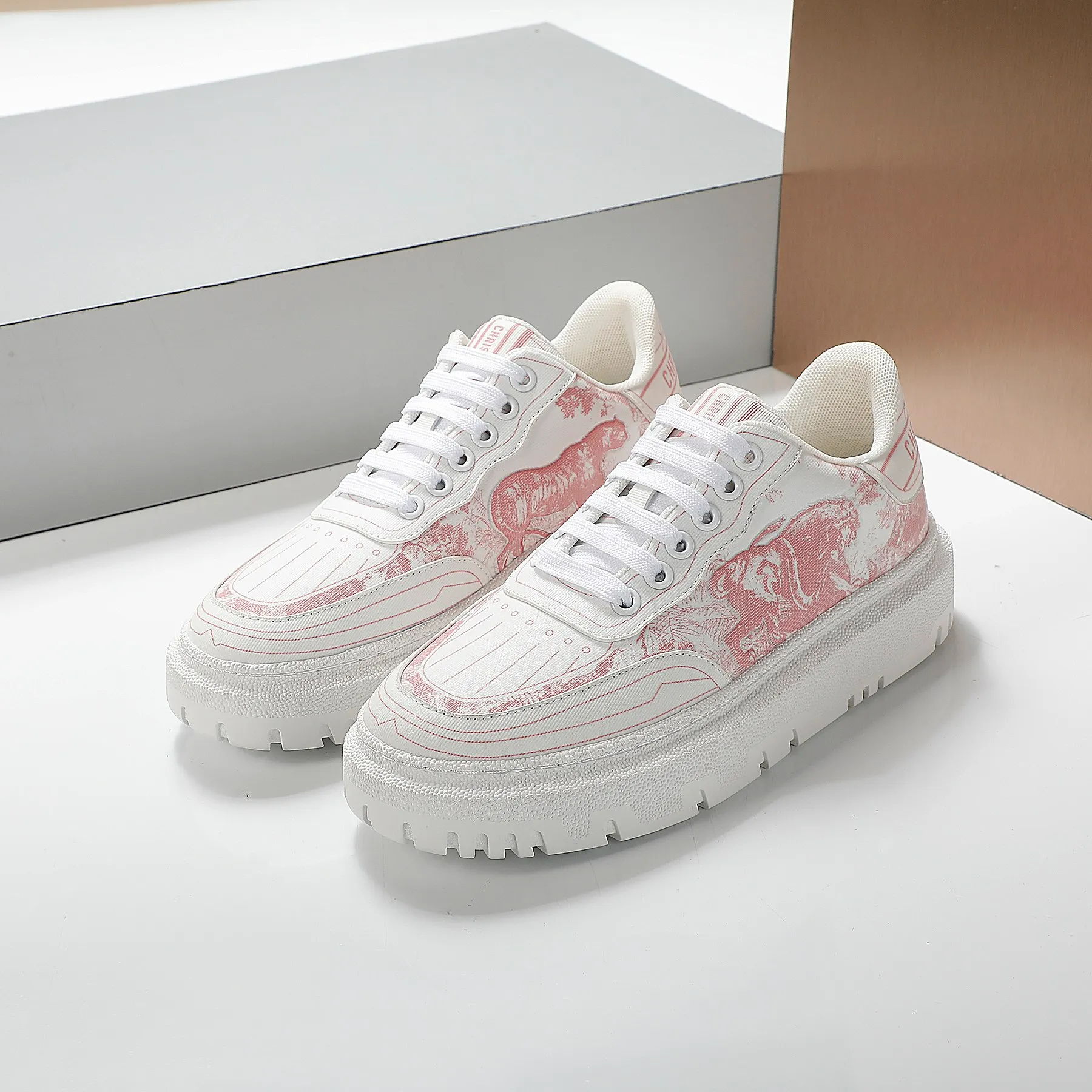 👟👟Ex-factory price 460👟👟 2021ssDior casual white shoes, the same style as the ready-to-wear series 1️⃣Original mold opening 2️⃣Original cowhide➕Breathable mesh lining 3️⃣TPU evacuation outsole 4️⃣Injected latex sheepskin feet 5️⃣Full package at the counter Code number 35-40 (41 can be customized)